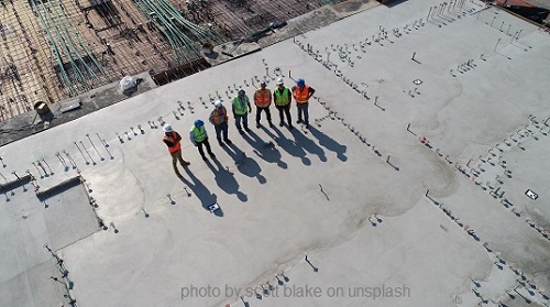 Foto Menschen auf Dach. Photo by Scott Blake on unsplash